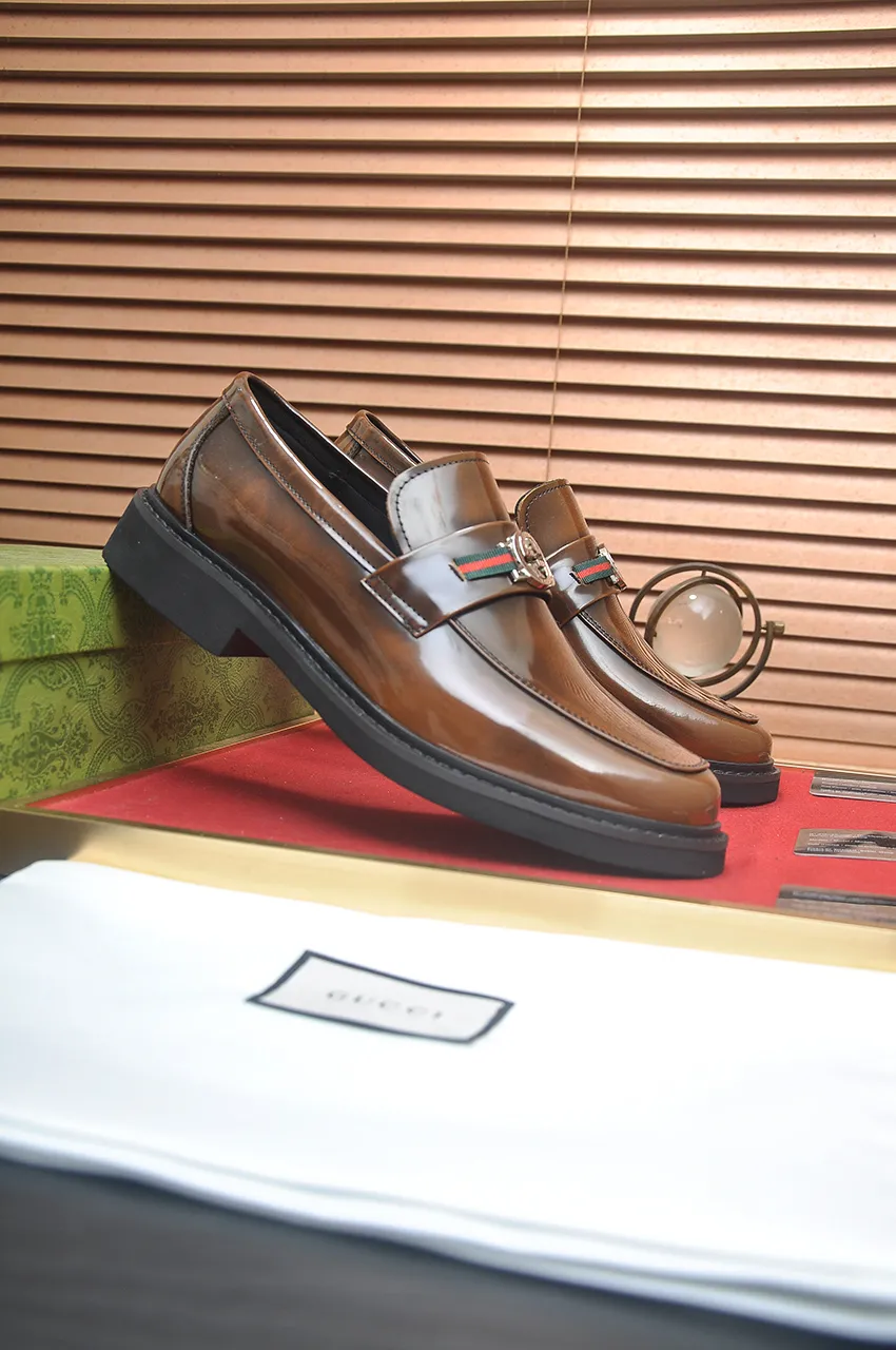 Men's shoes💰540💶Italy's top luxury men's shoe giant (GUCCI) (Gucci) (full cowhide lining) new arrival🍃Original European style🔰 Pleasant to the eye😍In order to make the shoes more durable and non-deformable🌀The production continues to follow traditional methods but there is still no lack of innovation💪Choose original sheepskin for the leather♻️ Smooth and natural And extra bright ⭐Made of imported cowhide, the first choice of rich people 38-45 (45 customized)